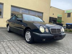 Blau Gebraucht 1996 Mercedes E200 Limousine | 2.999 € (Guter Preis)