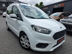 Weiß Gebraucht 2021 Ford Tourneo Courier Trend Van / Kleinbus | 11.450 € (Fairer Preis)