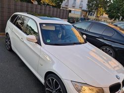 Weiß Gebraucht 2011 BMW 320 Lifestyle Kombi | 5.200 € (Fairer Preis)