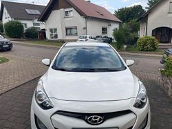 Weiß Gebraucht 2015 Hyundai i30 Edition Limousine | 7.000 € (Fairer Preis)
