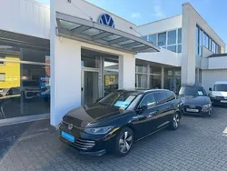 Grenadillschwarz metallic (metallic) Gebraucht 2024 VW Passat Elegance Kombi | 38.700 € (Teuer)