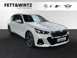 Mineralweiß metallic Gebraucht 2024 BMW 520 M Sport Kombi | 51.700 € (Superpreis)