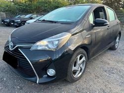 Schwarz Gebraucht 2015 Toyota Yaris Hybrid Comfort Limousine | 10.700 € (Fairer Preis)