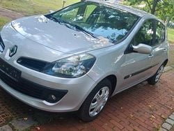 Silber Gebraucht 2007 Renault Clio III Dynamique Limousine | 2.390 € (Guter Preis)
