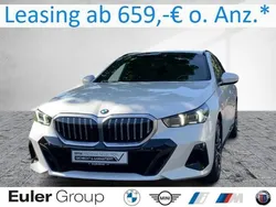 Mineralweiss metallic Gebraucht 2024 BMW 520 M Sport Kombi | 53.875 € (Superpreis)