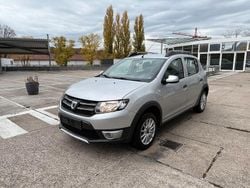 Grau Gebraucht 2015 Dacia Sandero Prestige SUV | 6.590 €