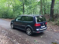 Blau Gebraucht 2012 VW Touran Cross Van / Kleinbus | 11.000 € (Etwas zu teuer)