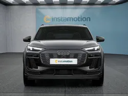 Grau Neu 2025 Audi Q6 e-tron SUV | 84.149 € (Etwas zu teuer)