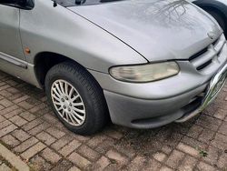 Grau Gebraucht 1999 Chrysler Voyager Van / Kleinbus | 950 €