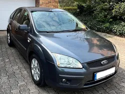Grau Gebraucht 2004 Ford Focus Limousine | 1.650 € (Fairer Preis)