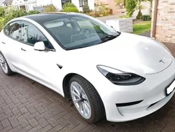 Weiß Gebraucht 2023 Tesla Model 3 Standard Range Limousine | 33.900 € (Etwas zu teuer)