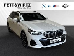 Mineralweiss metallic Gebraucht 2024 BMW 520 M Sport Kombi | 46.500 € (Superpreis)