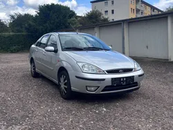 Grau Gebraucht 2001 Ford Focus Ghia Limousine | 2.590 € (Etwas zu teuer)