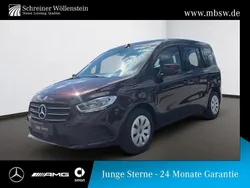 Rubellitrot Neu 2024 Mercedes 180 Limousine | 29.480 € (Fairer Preis)