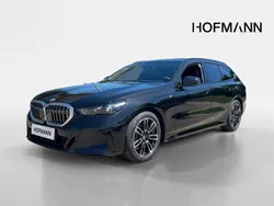 Saphirschwarz metallic Gebraucht 2025 BMW 520 Comfort Edition Kombi | 64.530 € (Fairer Preis)