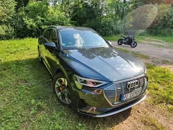 Grau Gebraucht 2020 Audi e-tron S-Line SUV | 29.900 € (Guter Preis)