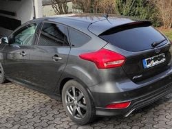 Grau Gebraucht 2017 Ford Focus ST-Line Limousine | 10.900 € (Guter Preis)
