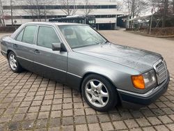 Grau Gebraucht 1991 Mercedes E230 Limousine | 4.990 €