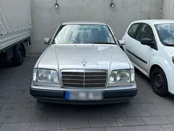 Silber Gebraucht 1993 Mercedes E220 Limousine | 4.500 €