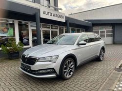 Brilliantsilber metallic Gebraucht 2022 Skoda Superb Kombi | 41.590 €