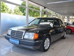 Schwarz Gebraucht 1990 Mercedes E230 Limousine | 9.990 €