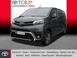 Basaltgrau metallic Neu 2024 Toyota Proace Verso Executive Kombi | 51.484 € (Etwas zu teuer)