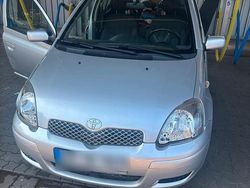 Silber Gebraucht 2004 Toyota Yaris Kleinwagen | 2.700 €