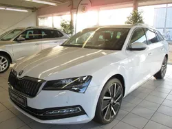 Moonweiß metallic Gebraucht 2024 Skoda Superb Style Kombi | 38.490 € (Fairer Preis)