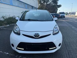 Weiß Gebraucht 2011 Toyota Aygo Cool Kleinwagen | 3.999 € (Etwas zu teuer)