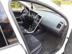 Weiß Gebraucht 2011 Volvo XC60 Drive Kinetic SUV | 9.500 € (Fairer Preis)