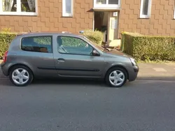 Grau Gebraucht 2001 Renault Clio II Expression Limousine | 1.490 € (Fairer Preis)