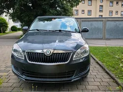 Grau Gebraucht 2011 Skoda Fabia Limousine | 2.299 € (Etwas zu teuer)