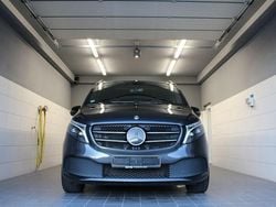 Grau Gebraucht 2023 Mercedes V300 Avantgarde Van / Kleinbus | 50.200 € (Fairer Preis)