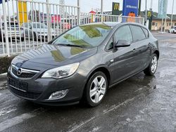 Grau Gebraucht 2011 Opel Astra Design Edition Limousine | 3.900 € (Superpreis)
