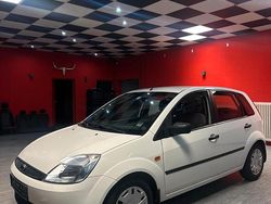 Weiß Gebraucht 2003 Ford Fiesta Ambiente Kleinwagen | 3.790 € (Etwas zu teuer)