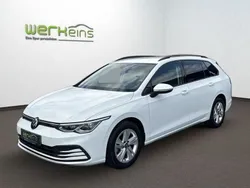 Weiss (metallic) Gebraucht 2022 VW Golf VIII Life Kombi | 20.689 € (Fairer Preis)