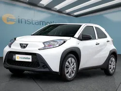 Weiß Gebraucht 2022 Toyota Aygo Kleinwagen | 13.699 € (Guter Preis)