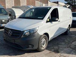Weiß Gebraucht 2023 Mercedes Vito Van / Kleinbus | 23.950 €