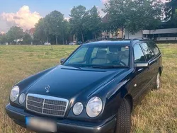 Blau Gebraucht 1998 Mercedes E240 Classic Kombi | 1.900 €