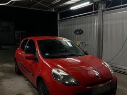 Rot Gebraucht 2009 Renault Clio III Kleinwagen | 2.100 € (Fairer Preis)