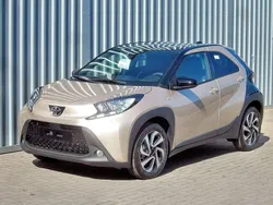 Ginger beige metallic / night Neu 2025 Toyota Aygo Kleinwagen | 15.990 €