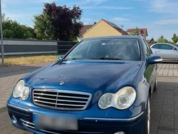 Blau Gebraucht 2005 Mercedes C200 Avantgarde Limousine | 4.200 € (Etwas zu teuer)