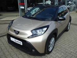 Ginger beige / schwarz Gebraucht 2022 Toyota Aygo Pulse Kleinwagen | 14.990 € (Fairer Preis)