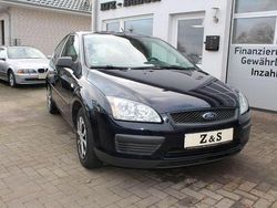 Blau Gebraucht 2006 Ford Focus Trend Limousine | 2.500 € (Teuer)