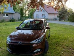 Braun Gebraucht 2015 Hyundai i20 Kleinwagen | 9.750 € (Teuer)