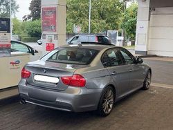 Grau Gebraucht 2011 BMW 330 Sport Line Limousine | 8.900 €