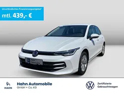 Oryxweiß perlmutteffekt Gebraucht 2024 VW Golf VIII Life Limousine | 28.350 € (Fairer Preis)