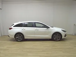 Weiss Gebraucht 2021 Hyundai i30 Edition 30+ Kombi | 15.980 € (Guter Preis)