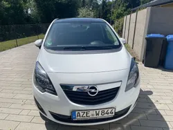 Weiß Gebraucht 2011 Opel Meriva Color Edition Van / Kleinbus | 5.500 € (Fairer Preis)