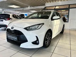 Weiß Gebraucht 2022 Toyota Yaris Hybrid Team Limousine | 18.490 € (Fairer Preis)